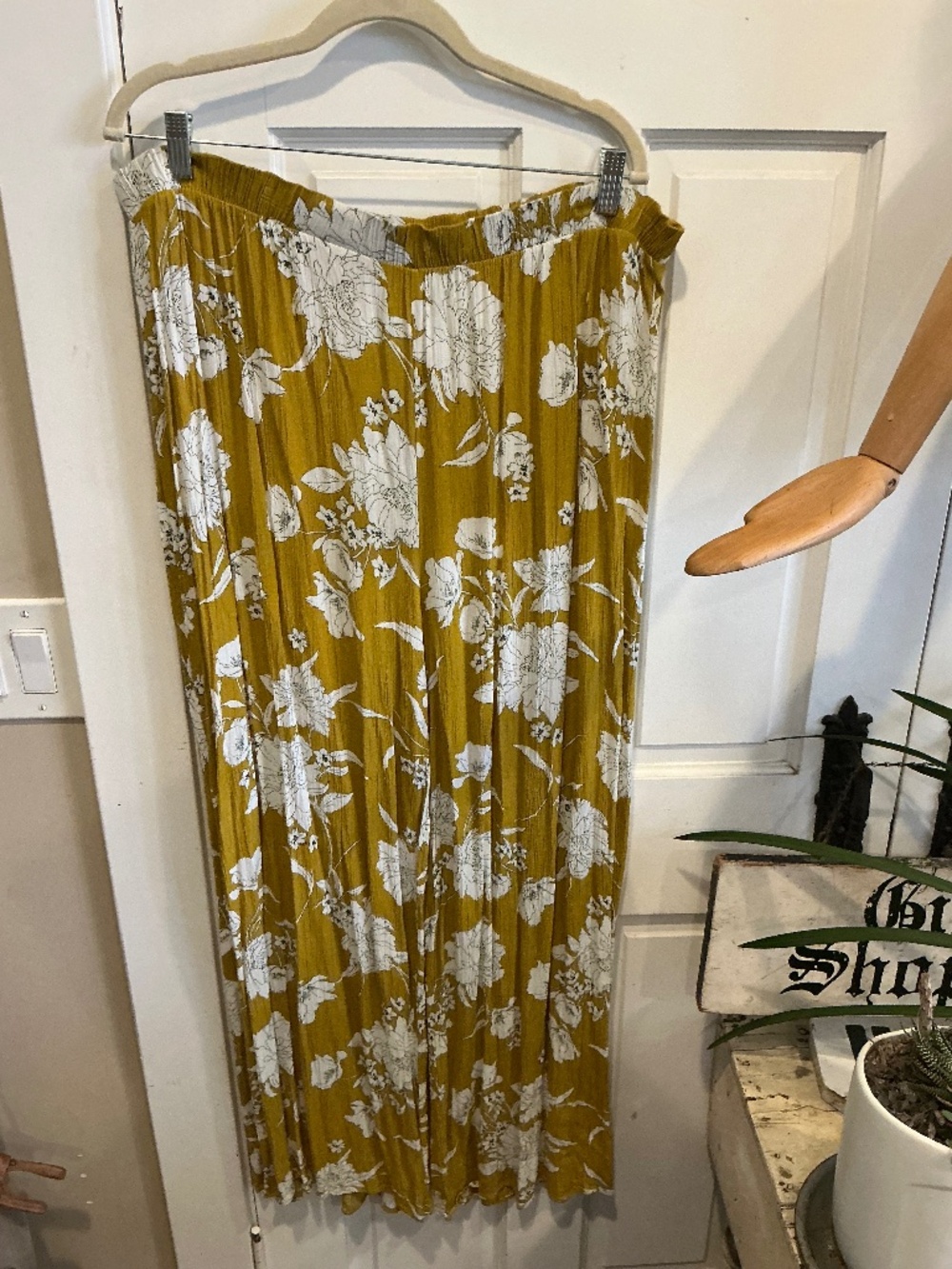 Lilian elastic waist pants with beautiful floral pattern! Wide leg